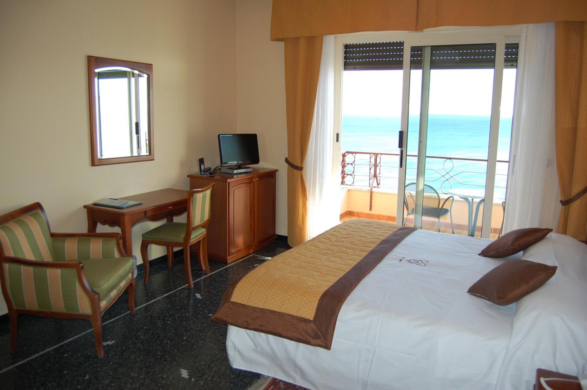 Grand Hotel Moroni Финале Лигуре Екстериор снимка