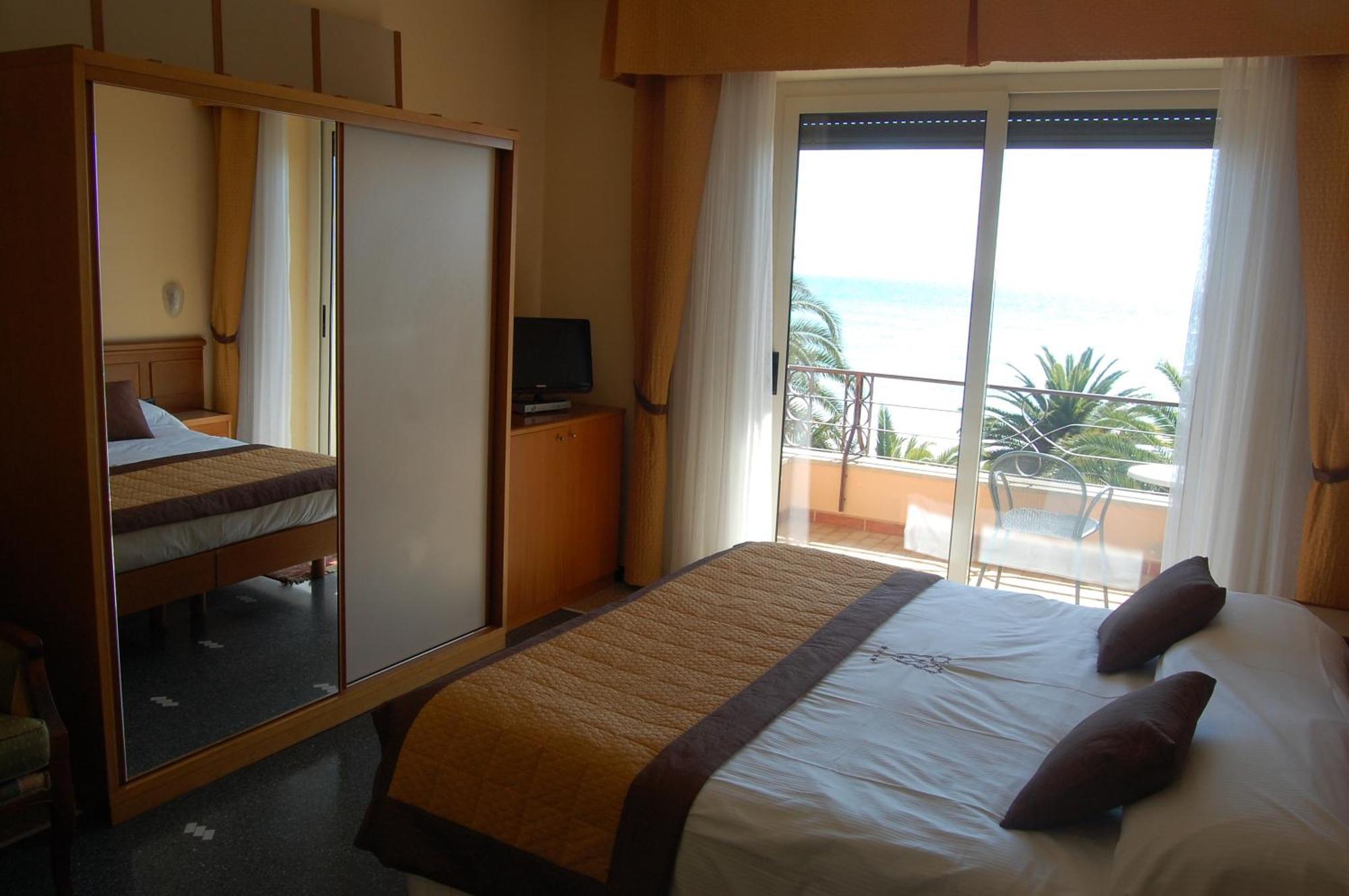 Grand Hotel Moroni Финале Лигуре Екстериор снимка