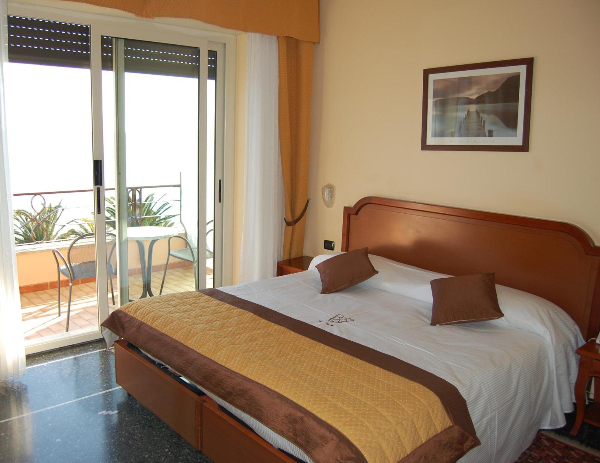 Grand Hotel Moroni Финале Лигуре Екстериор снимка